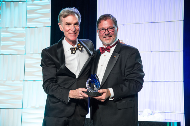 Elliot Pulham presents the Space Communicator Award to Bill Nye
